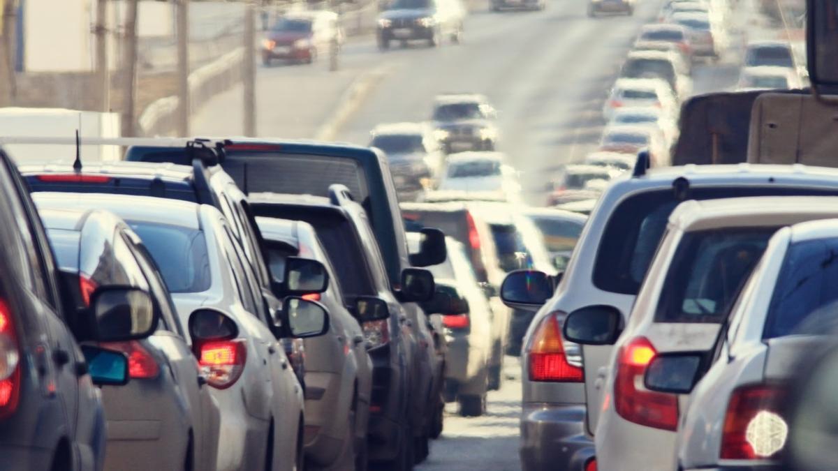 Recurso de coches en un atasco en la operación salida.