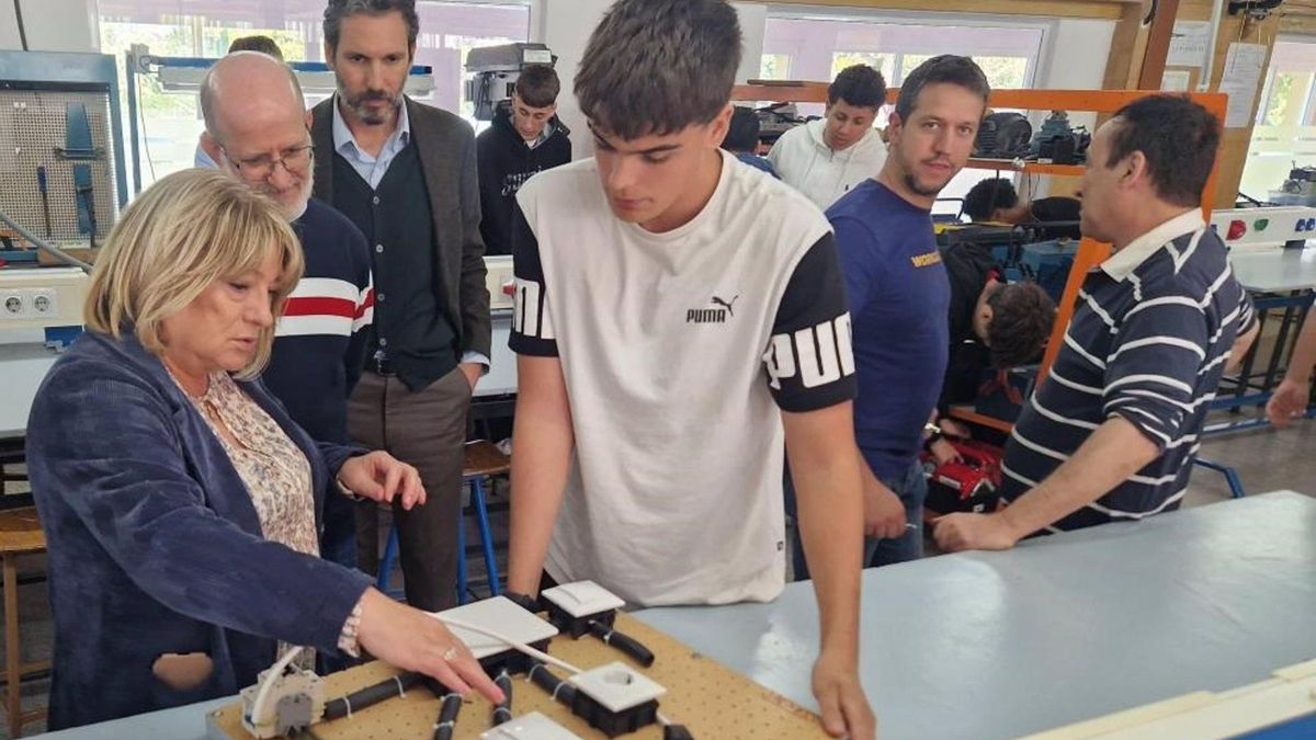 La consejera de Educación, Tomasa Hernández, durante una visita a un centro que imparte FP.