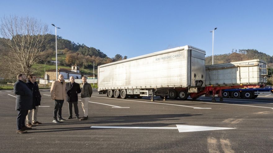 El consejero de Fomento, Vivienda, Ordenación del Territorio y Medio Ambiente, Roberto Media, inaugura el aparcamiento de camiones de Los Corrales de Buelna.