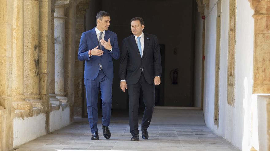 El presidente del Gobierno, Pedro Sánchez, y el primer ministro de la República Portuguesa, Luís Montenegro, durante la XXXV Cumbre Hispano-Lusa celebrada en Faro en octubre de 2024.