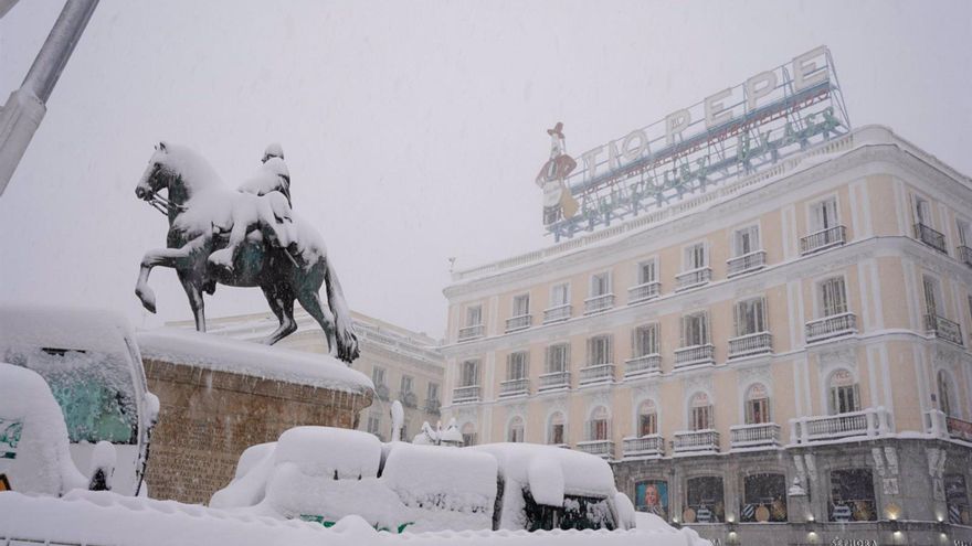 La Puerta del Sol cubierta de nieve como resultado de la borrasca Filomena, en Madrid (España) a 9 de enero de 2021.