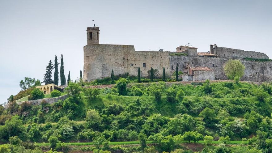 La pequeña villa medieval de Catalunya que cuenta con 15 viviendas adosadas a su muralla