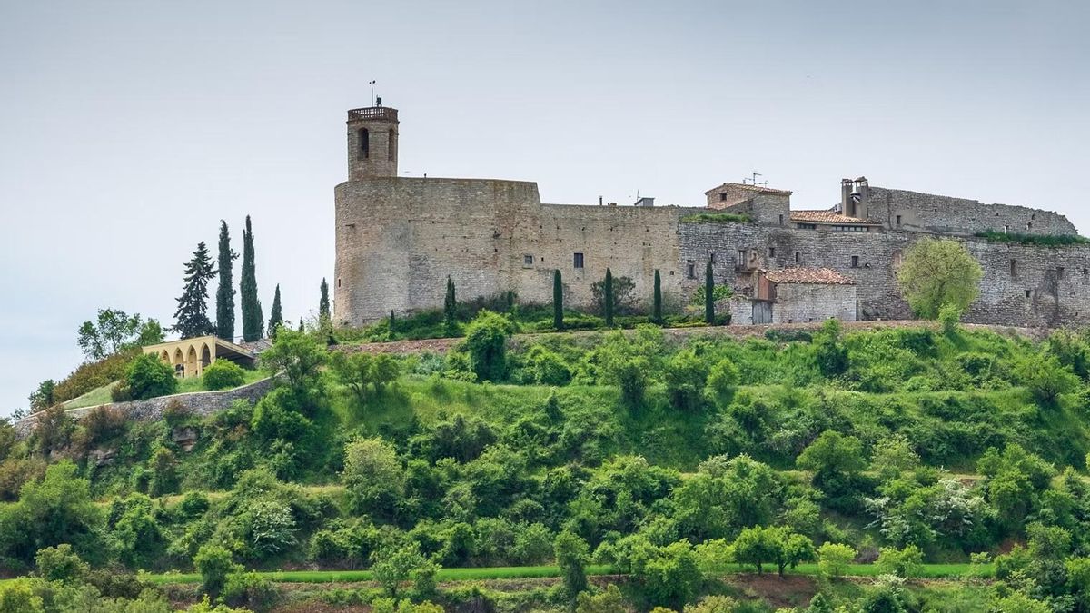 La pequeña villa medieval de Catalunya que cuenta con 15 viviendas adosadas a su muralla