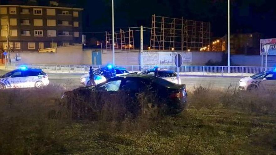 El turismo acabó sufriendo un accidente en la huida.