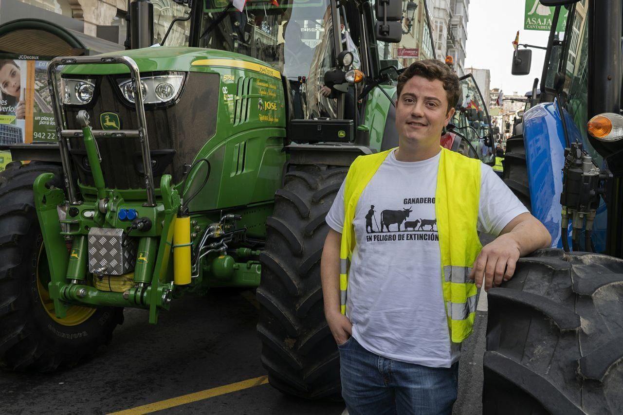 Manifestación de agricultores y ganaderos en Santander. | JOAQUÍN GÓMEZ SASTRE