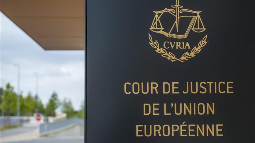 El Tribunal de la UE inválida la decisión de la CE que permite la transferencia de datos a EEUU