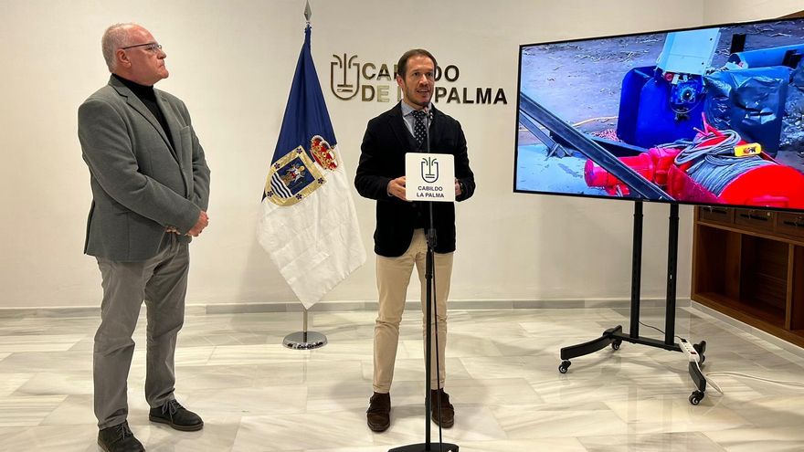 Mariano Zapata, presidente del Cabildo de La Palma (d), y Carlos Cabrera, consejero insular de Aguas.