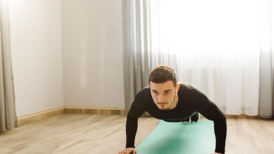 Desengrasar entre semana: ejercicios para hacer en casa si solo tienes tiempo para entrenar el 'finde'
