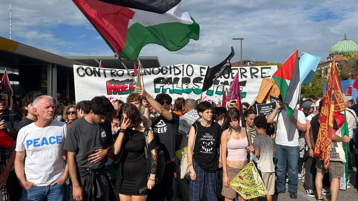 Pancartas contra el genocidio de Israel en Gaza durante el Festival de Venecia.
