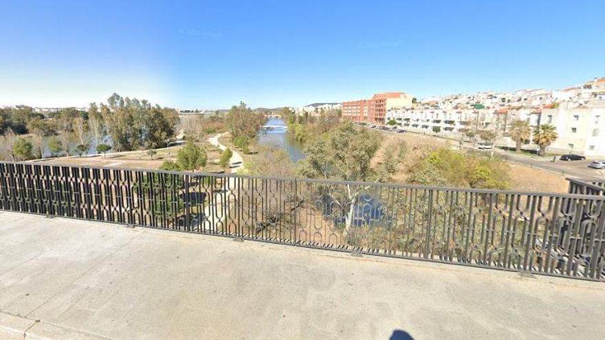 Muere una joven de 20 años al caer del puente Fernández Casado de Mérida