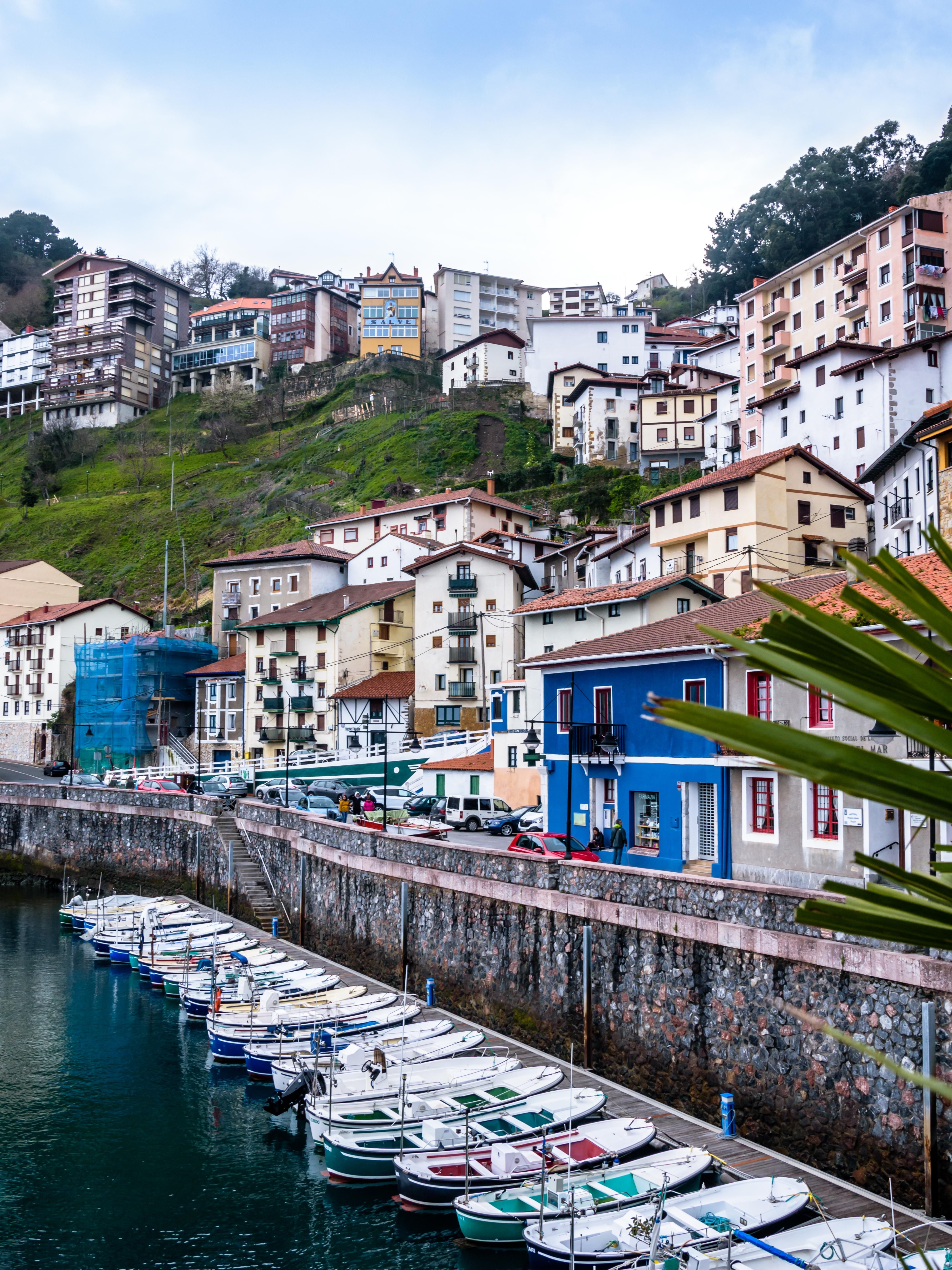 Vista de Elantxobe desde el puerto.