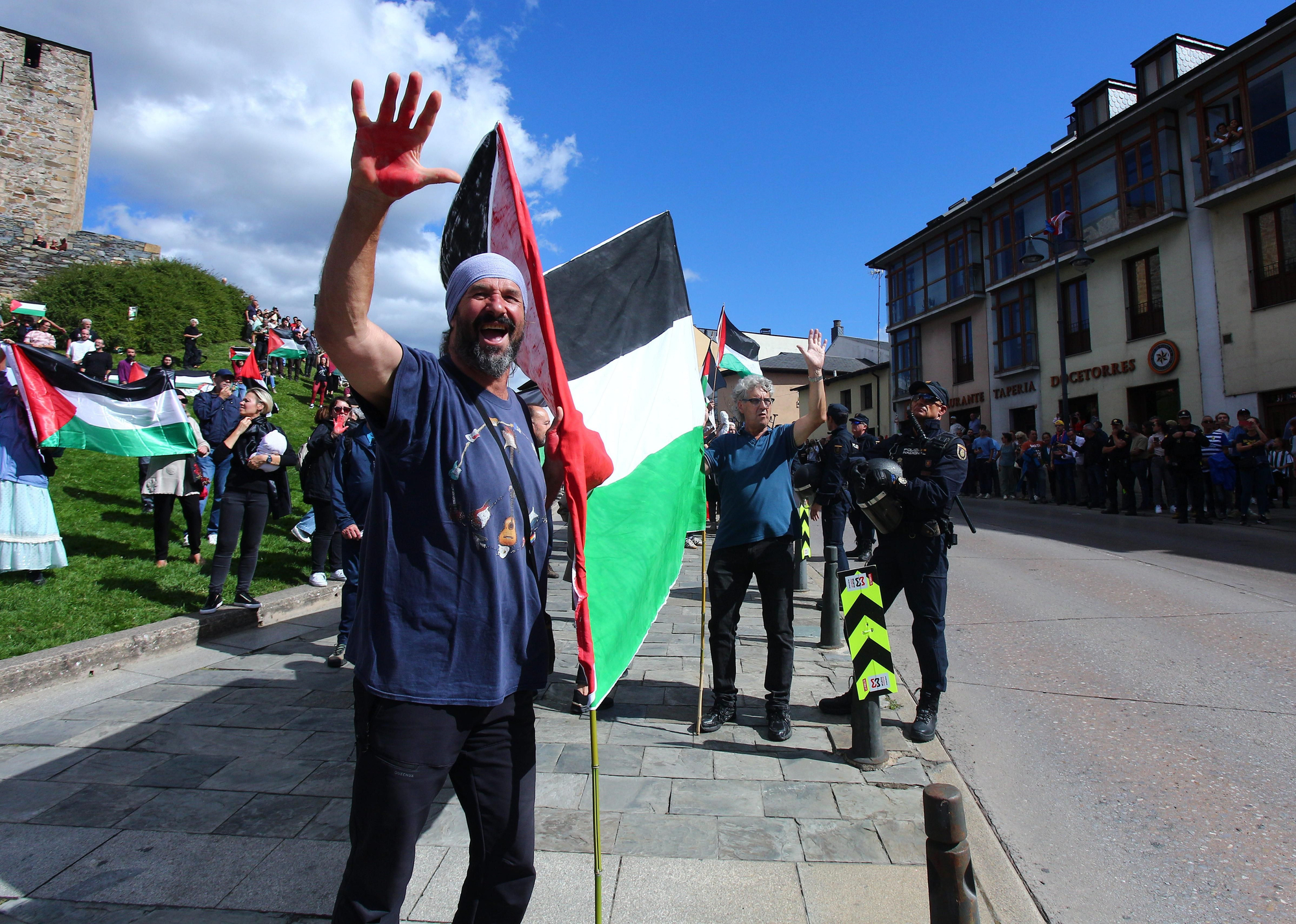Las imágenes de la protesta contra el genocidio en Gaza ante la Vuelta a su paso por El Bierzo