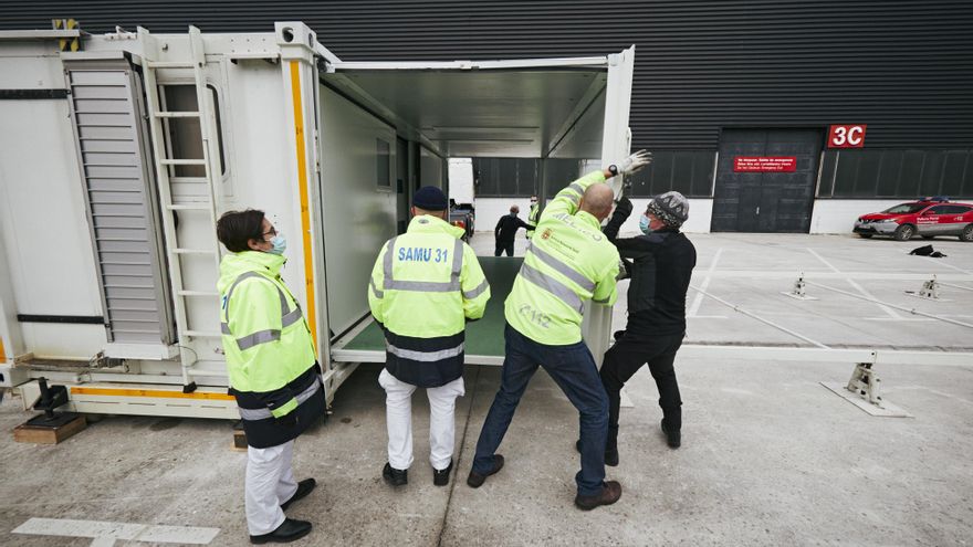 Profesionales sanitarios acondicionan el hospital móvil que recorre diferentes localidades navarras con el objetivo de apoyar la vacunación COVID-19 en la Comunidad Foral en el Recinto ferial de Navarra (REFENA).