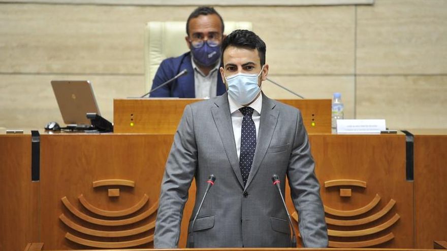El portavoz de Cs en la Asamblea de Extremadura, David Salazar, este jueves en el pleno