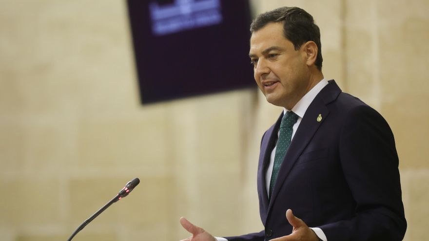 El presidente de la Junta de Andalucía, Juanma Moreno, respondiendo al grupo socialista en el debate sobre el Estado de la Comunidad en el Parlamento andaluz. Sevilla (Andalucía, España), a 20 de octubre de 2020.