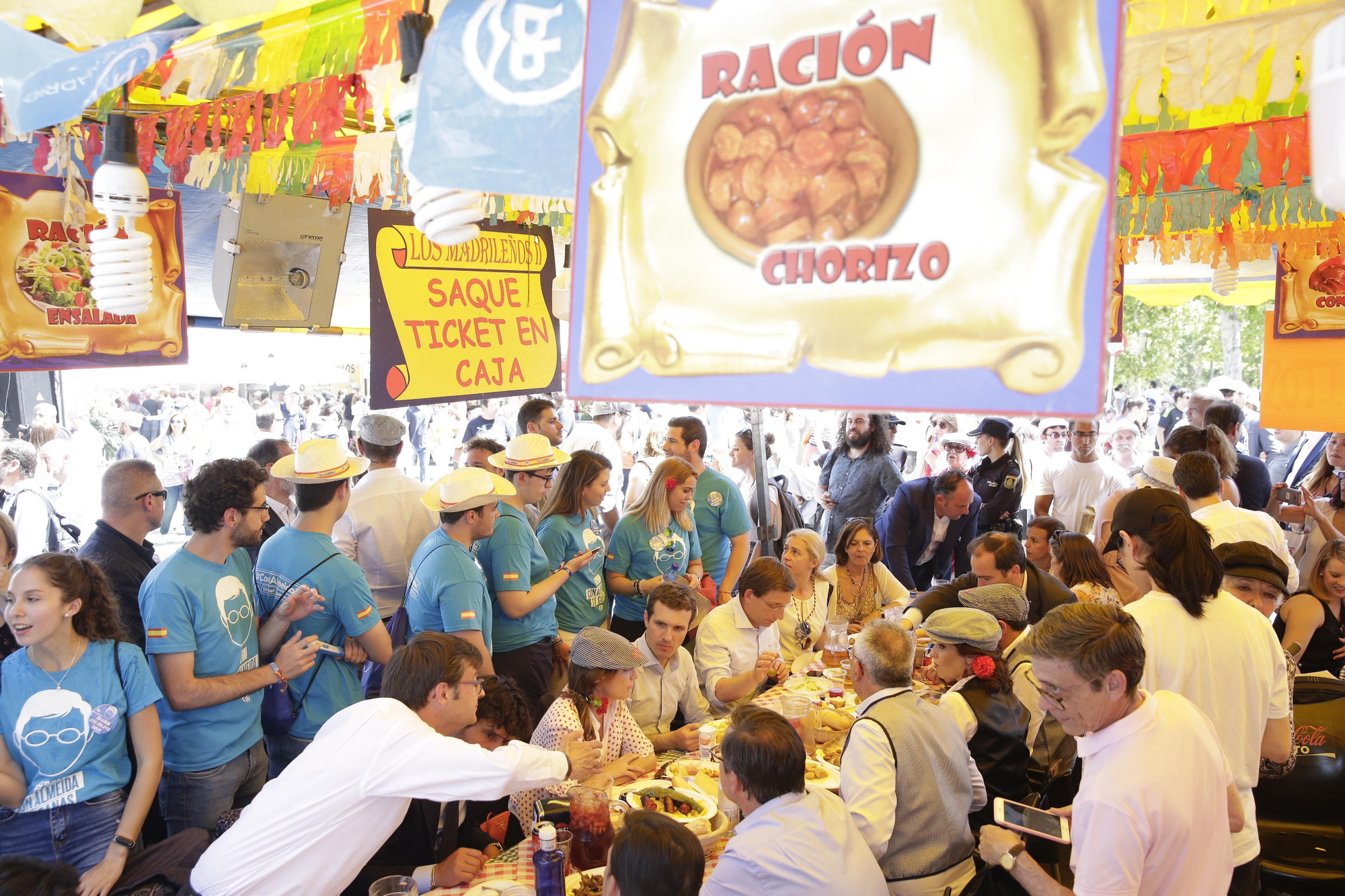 Miembros del PP comen chorizo en las fiestas de San Isidro. "A quien le gusta Madrid le tiene que gustar el PP", ha dicho Pablo Casado.