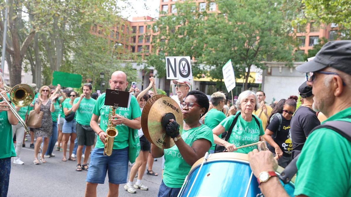 Una banda de música anima la marea verde por la educación pública madrileña