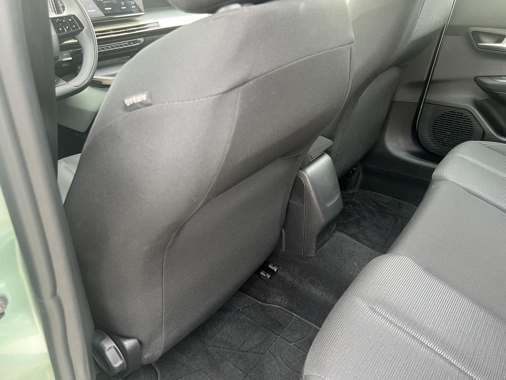 El espacio no sobra en las plazas traseras, especialmente en la del centro.