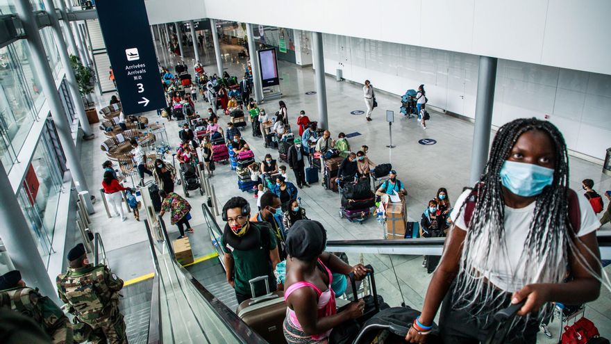Pasajeros en del Aeropuerto de Orly, cerca de París (Francia). EFE/ Christophe Petit Tesson/Archivo