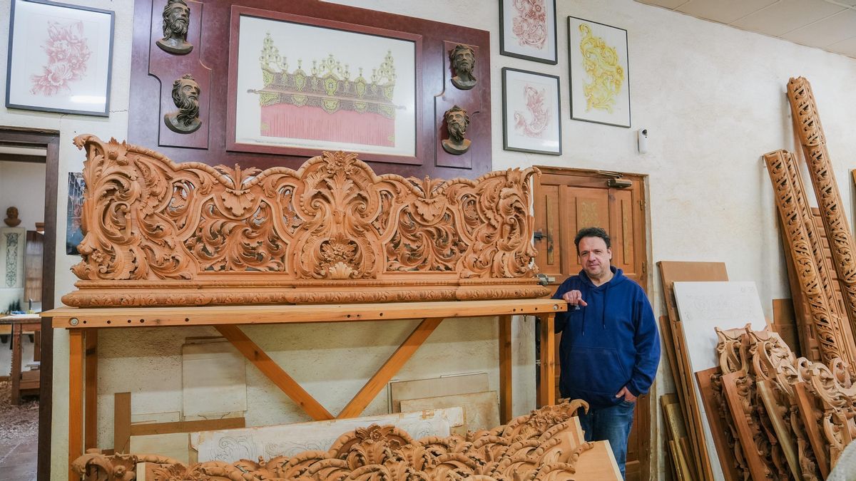 El tallista José María Higuera en su taller