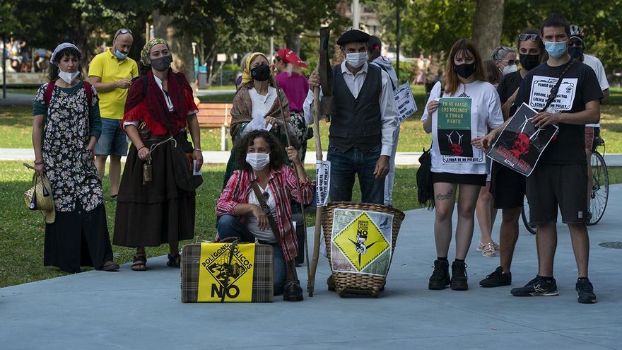 Manifestantes contra los eólicos posan para una fotografía.