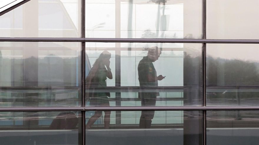 Pasajeros caminan por la terminal D del aeropuerto internacional de Moscú, en Rusia, en una fotografía de archivo.