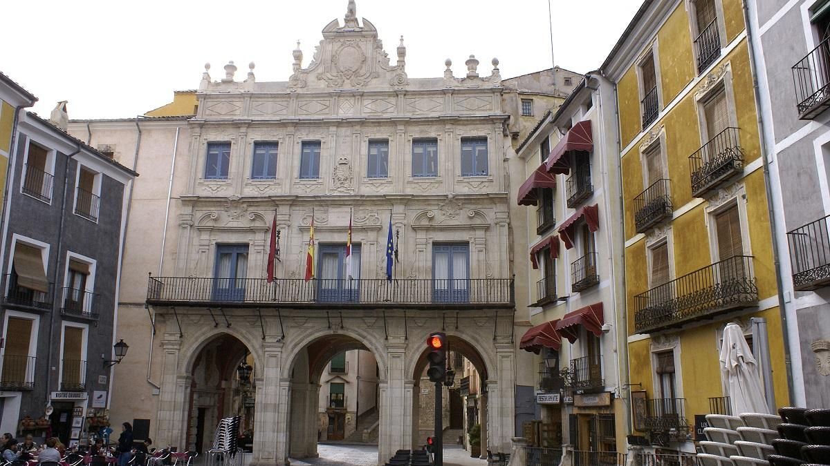 Cuenca no sancionará a los vehículos de residentes que accedan a su zona de bajas emisiones sin etiqueta ambiental