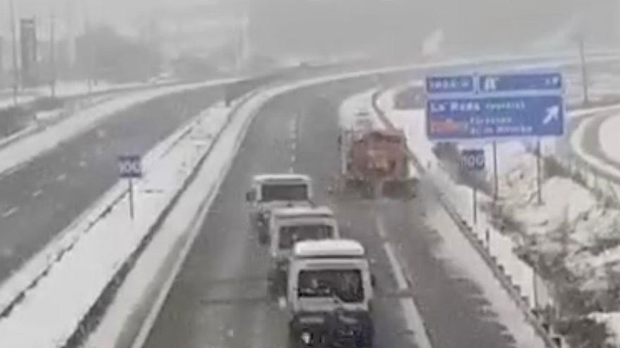 Ambulancias transportan vacunas de la COVID