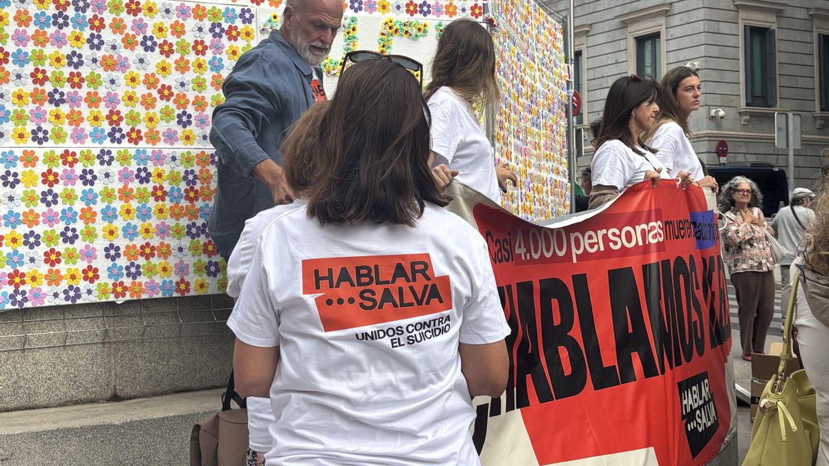 La asociación Hablar Salva se reúne frente al Congreso en el día Mundial de la Prevención del Suicidio