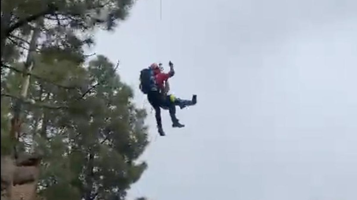 Un helicóptero del GES rescata a una mujer herida en un sendero de Tenerife