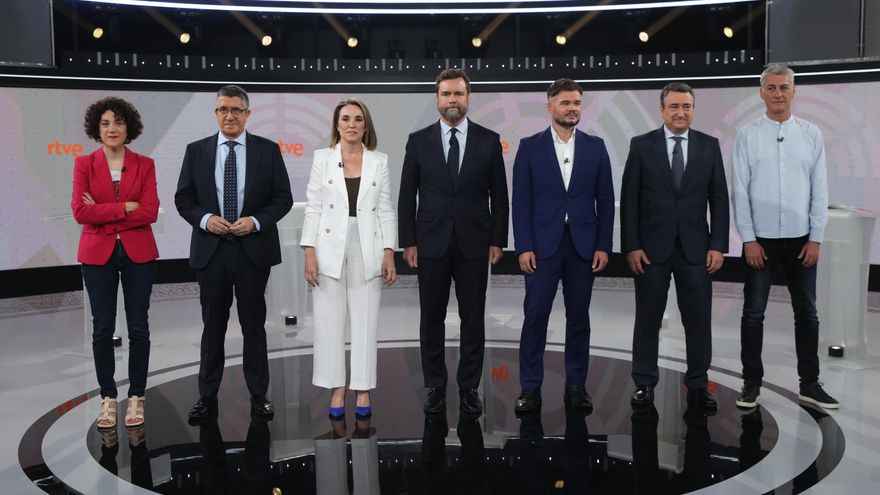 (i-d) Los representantes de Sumar, Aina Vidal; del PSOE, Patxi López; del PP, Cuca Gamarra; de Vox, Iván Espinosa de los Monteros; de ERC, Gabriel Rufián; del PNV, Aitor Esteban, y de EH Bildu, Oskar Matute, durante el debate electoral organizado por RTVE entre los portavoces de los siete partidos con grupo parlamentario propio en el Congreso, este jueves en Madrid. EFE/ Kiko Huesca