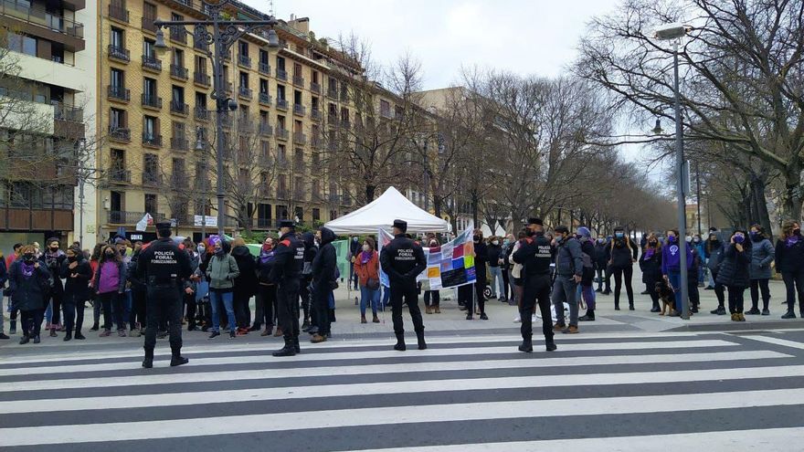 Concentración del movimiento feminista frente al Parlamento de Navarra custodiada por la Policía Foral
