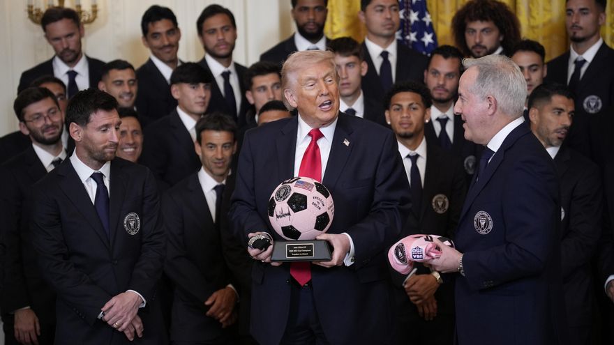 Donald Trump posa junto al CEO y propietario gerente del Inter Miami CF, Jorge Mas, y Leo Messi durante un evento en celebración de los campeones de la Copa MLS 2025 en el Salón Este de la Casa Blanca.