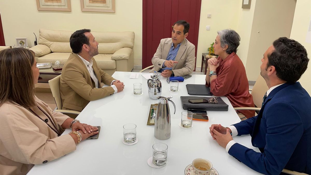 La Junta se reúne con el comisionado para la atención a víctimas de Adamuz tras la convocatoria de ayudas a afectados