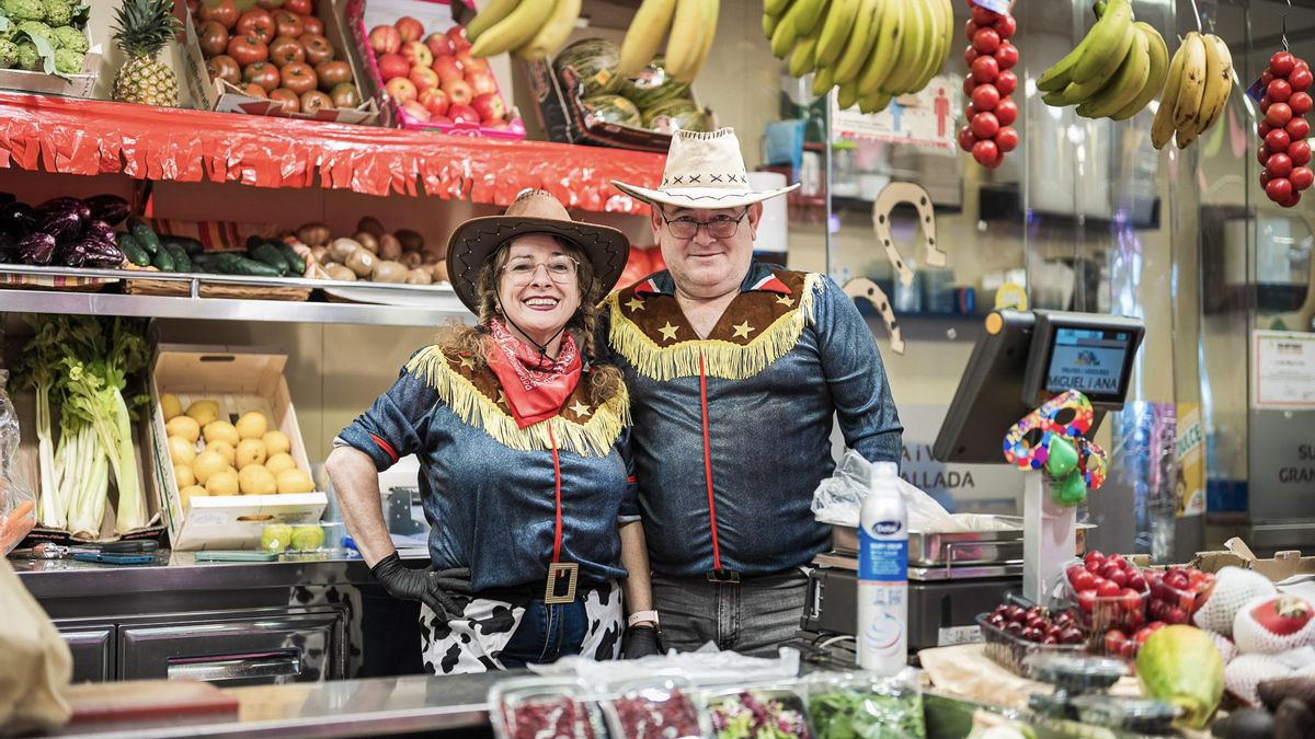 Una pareja de comerciantes luce sus disfraces durante la rúa del sábado por la mañana, en el Carnaval de 2025