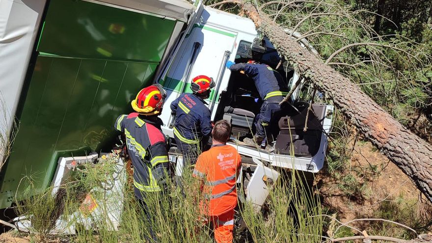 Un accidente deja un camionero atrapado y dos coches implicados en la autopista León-Asturias en Rioseco de Tapia
