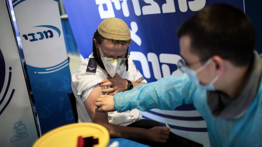 Dosis a un 20% de la población, 50.000 pinchazos al día: así ha conseguido Israel su esprint en la vacunación