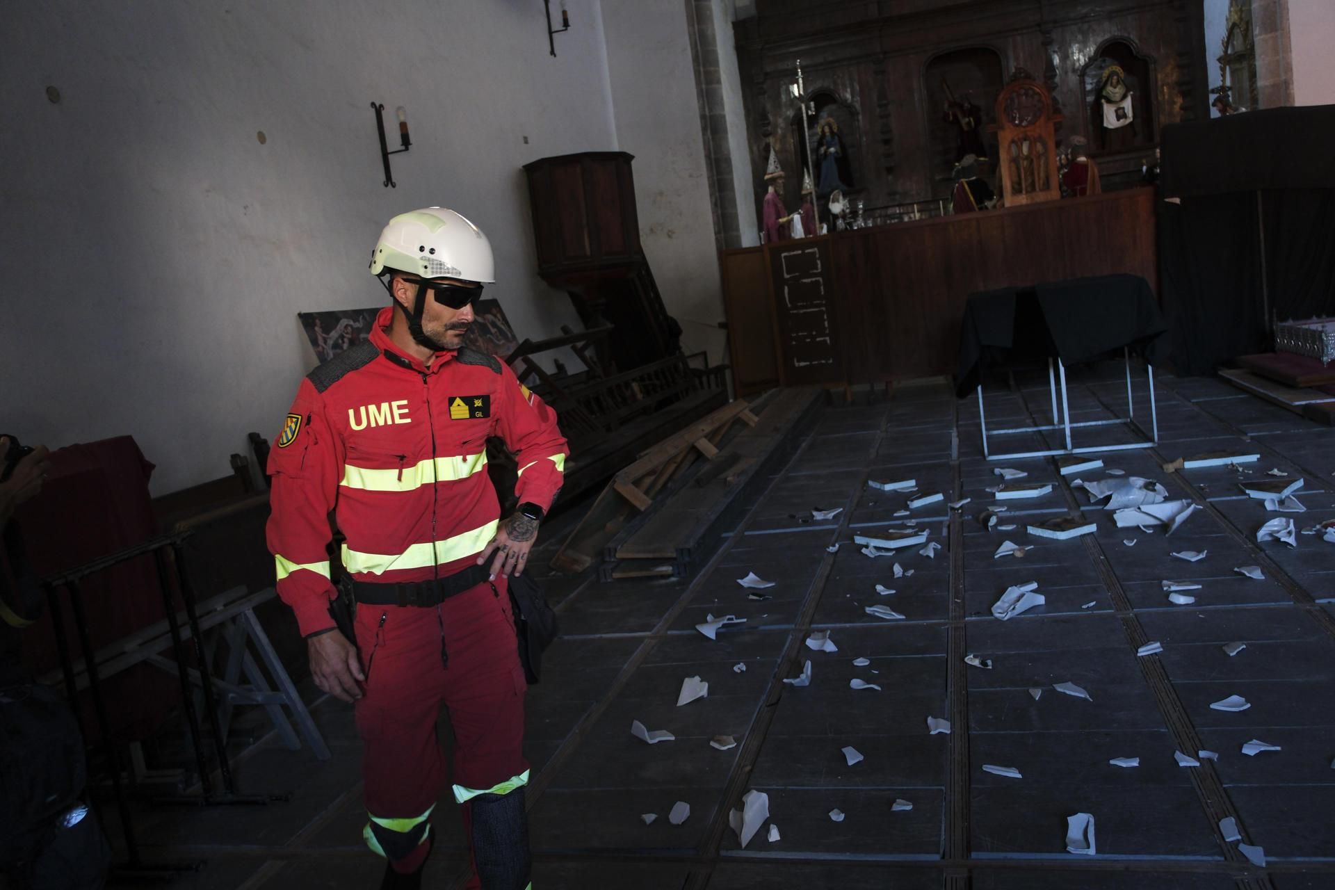Efectivos de la UME, en la evacuación de piezas de valor patrimonial durante el simulacro de erupción en Garachico, Tenerife.