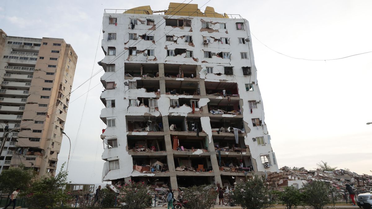 Uno de los bloques de viviendas dañados por los dos terremotos que ha sacudido Venezuela, en la localidad de Catia La Mar, en el estado costero de La Guaira, este jueves.