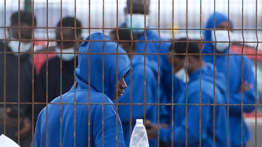 Salvamento rescata una lancha neumática con varios migrantes al sur de Fuerteventura