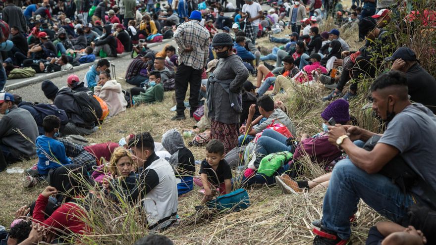 Una caravana de miles de migrantes hondureños refleja la crisis de su país
