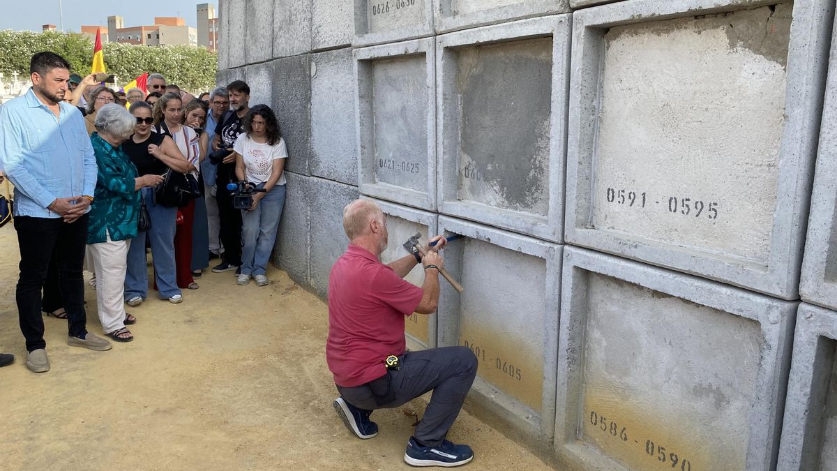 Un operario municipal abre el nicho del osario donde estaban los restos.