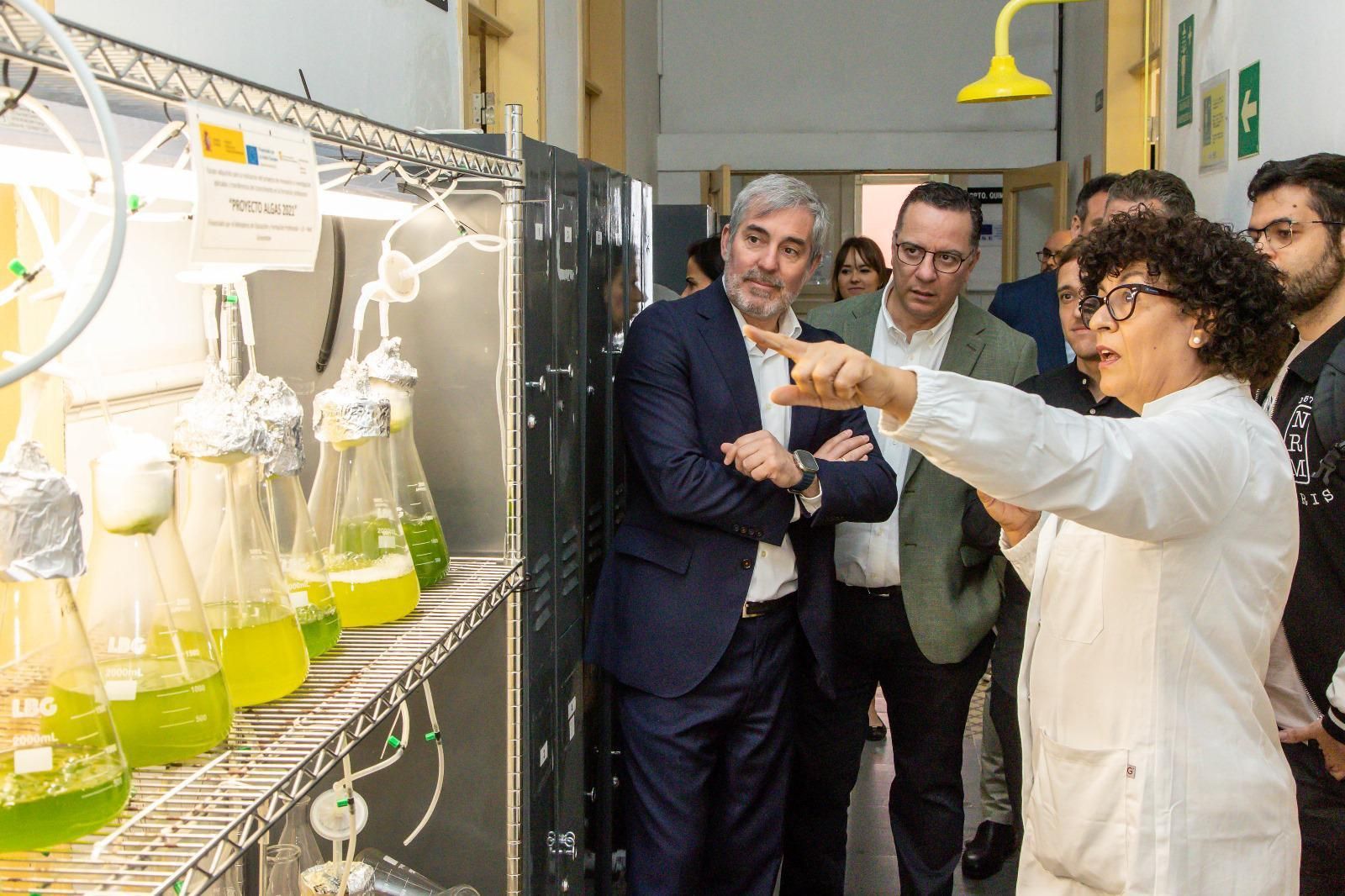 Fernando Clavijo y Poli Suárez en el IES Politécnico Las Palmas.