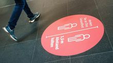 Cartel informativo sobre la necesaria distancia de seguridad frente al coronavirus en el suelo de una estación de tren de Berlín EFE/EPA/CLEMENS BILAN