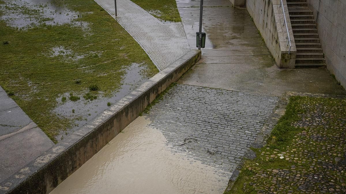 El cauce del río Guadalquivir sigue subiendo a su paso por Córdoba