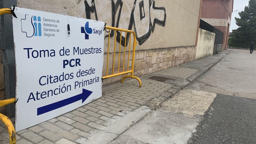 Un cartel indica dónde hacerse las PCR en Cantalejo (Segovia).