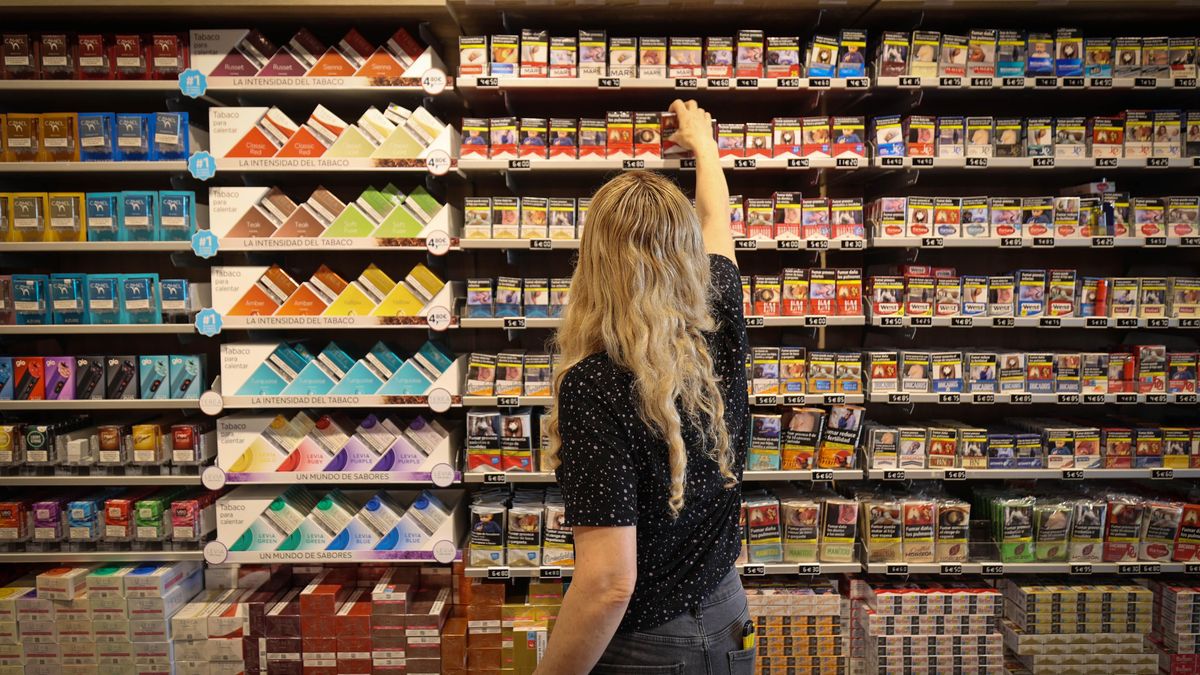 La dependenta de l'estanc del port, que atén cada dia a centenars de turistes