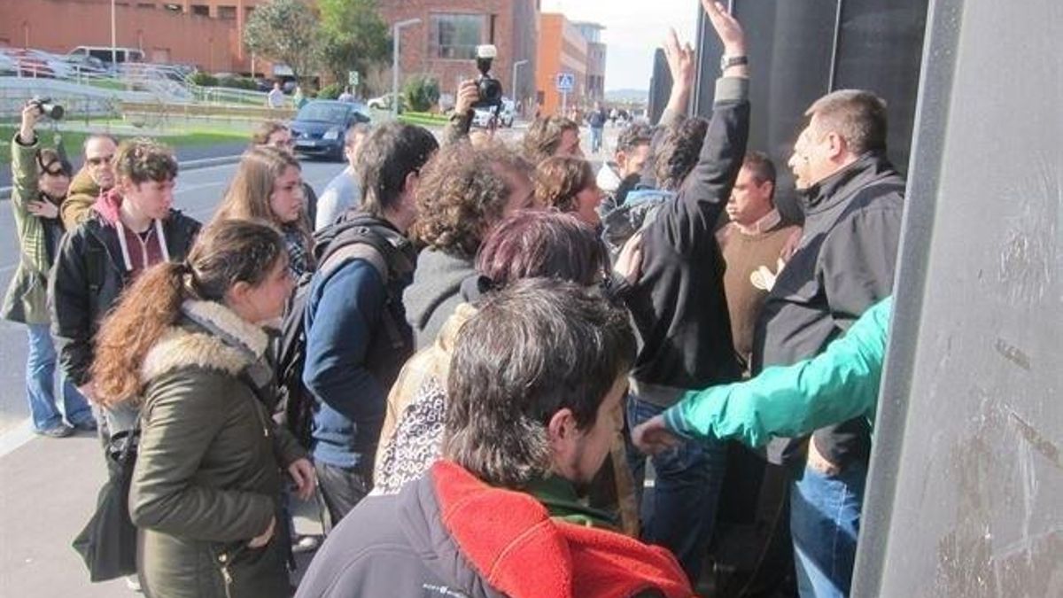 La seguridad de la Universidad impidió a la mayoría de jóvenes acceder al acto progagonizado por Diego.