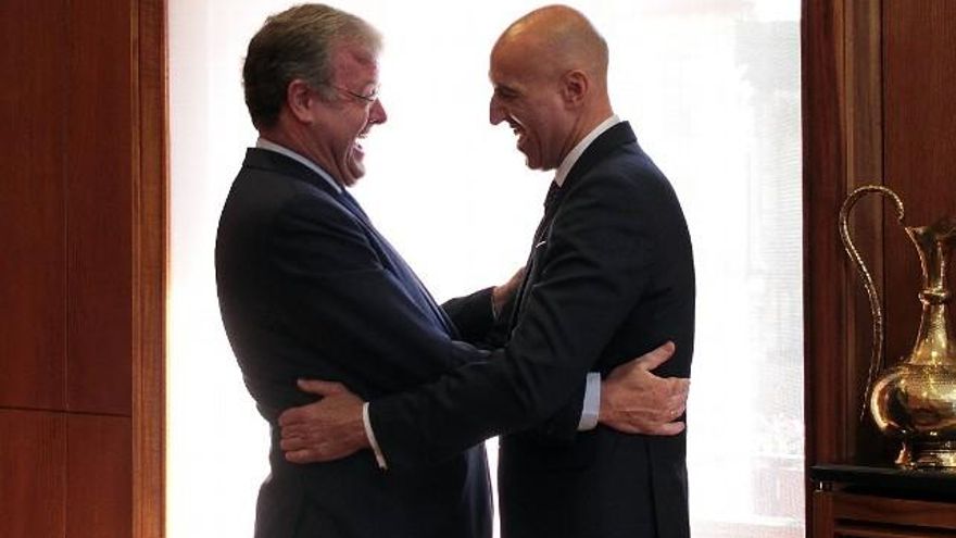 El ya exalcalde del PP, Antonio Silván, saluda con regocijo al nuevo, José Antonio Diez. Peio García / ICAL