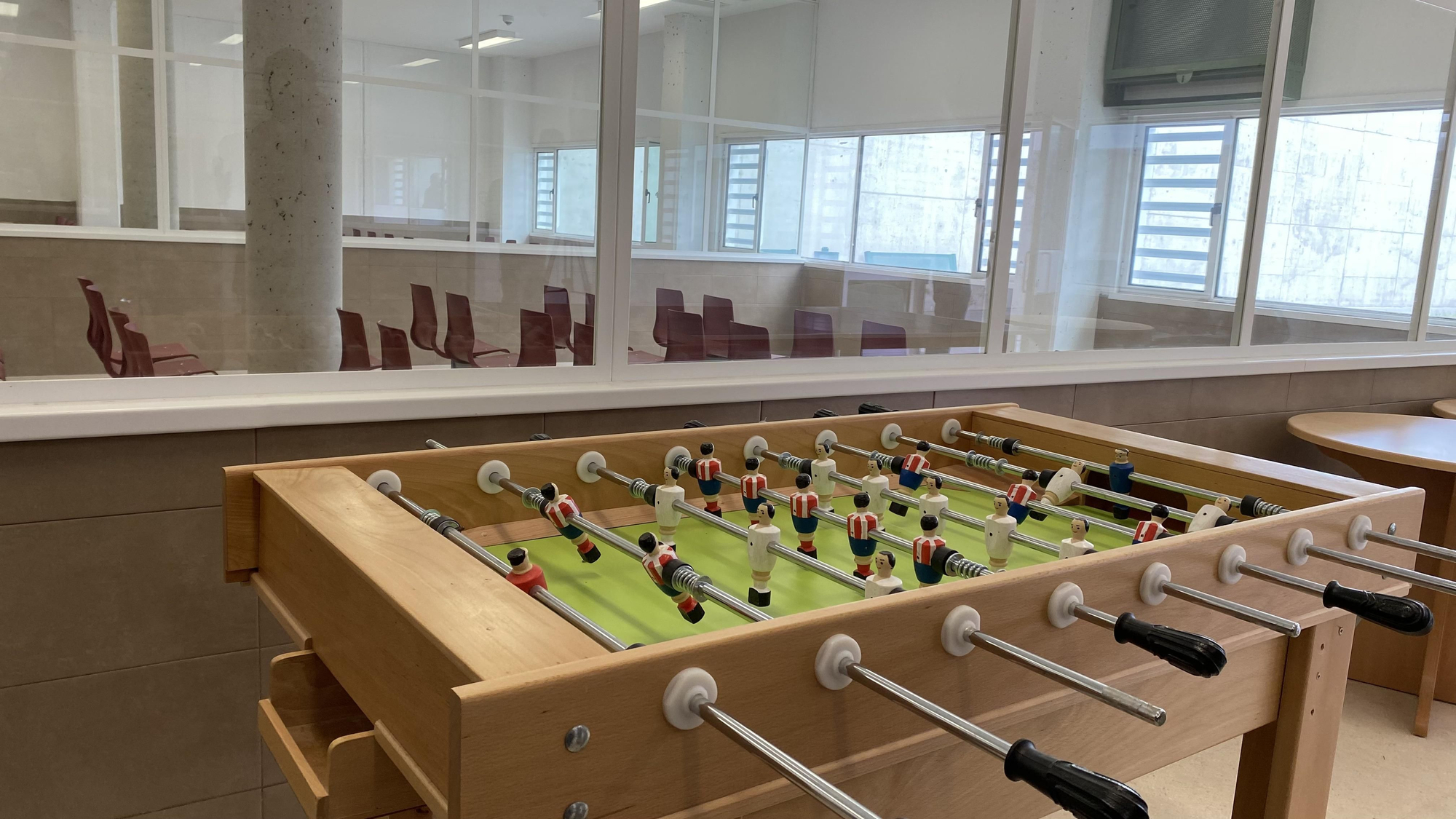 Futbolín en la planta baja del módulo para mujeres